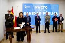 La presidenta de Cantabria, Mar&iacute;a Jos&eacute; S&aacute;enz de Buruaga, firma de la adenda al Pacto Profesional por la Sanidad P&uacute;blica.
10 FEB 26