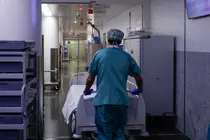 Un celador transporta una camilla vac&iacute;a en el pasillo intervenido como zona limpia y que comunica todos los quir&oacute;fanos.