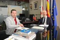12:00 horas. Despacho del consejero. El consejero de Educaci&oacute;n, Formaci&oacute;n Profesional y Universidades, Sergio Silva, recibe al alcalde de Ramales de la Victoria, C&eacute;sar Garc&iacute;a. 26 de febrero de 2026 &copy; Ra&uacute;l Lucio