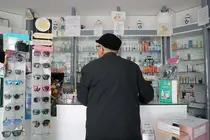 Pedrafito do Cebreiro y Cervantes, Lugo. Farmacias de Pedrafita y San Rom&aacute;n de Cervantes, en Lugo, donde la Xunta de Galicia viene de nombrar 11 zonas farmac&eacute;uticas especiales, que se corresponden con los concellos que &uacute;nicamente disponen de un despacho de farmacia y adem&aacute;s presentan una densidad poblacional inferior a los 10h/m2. En la imagen, actividad comercial en la farmacia de Pedrafita do Cebreiro, en la ma&ntilde;ana del mi&eacute;rcoles 25 de febrero