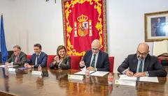 La presidenta de Cantabria, Mar&iacute;a Jos&eacute; S&aacute;enz de Buruaga, firma el Protocolo General de Actuaci&oacute;n entre el Gobierno de Cantabria, ADIF y el Ayuntamiento de Los Corrales de Buelna para avanzar en la reordenaci&oacute;n ferroviaria del municipio
9 mar 26