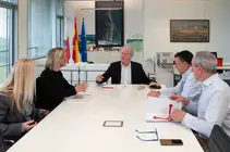 09:30 horas. Despacho del consejero
El consejero de Industria, Empleo, Innovaci&oacute;n y Comercio, Eduardo Arasti, recibe a la alcaldesa de Santilla del Mar. 25/03/2026. Jimena Aguirre