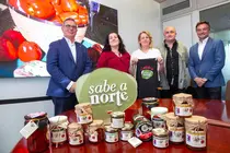 La consejera de Desarrollo Rural, Ganader&iacute;a, Pesca y Alimentaci&oacute;n, Mar&iacute;a Jes&uacute;s Susinos, recibe al primer productor que ha incluido Sabe a Norte en sus embalajes
N ROMERO
30 MAR 26
