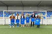 12:00 horas. Campo futbol San Mart&iacute;n. Suances https://maps.app.goo.gl/cohXzThjCJt5j4BR7
Las directoras de Deportes, Susana Ruiz, y de la Sociedad Regional de Educaci&oacute;n,
Cultura y Deporte, Mar&iacute;a Fern&aacute;ndez Rosillo, participan en la presentaci&oacute;n del
partido ben&eacute;fico San Mart&iacute;n Veteranos contra el Real Madrid Leyendas para
recaudar fondos para el proyecto Cohorte Cantabria. 17 ABRIL 26