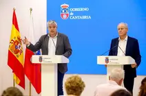 Los consejeros de Econom&iacute;a, Hacienda, Fondos Europeos y Financiaci&oacute;n Auton&oacute;mica, Luis &Aacute;ngel Ag&uuml;eros, y de Industria, Empleo, Innovaci&oacute;n y Comercio, Eduardo Arasti, presentan el primer paquete de medidas para paliar los efectos del impacto de la Guerra de Oriente Medio en Cantabria.
23 ABR 26
