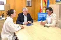 13:20. Despacho del consejero
El consejero de Econom&iacute;a, Hacienda, Fondos Europeos y Financiaci&oacute;n Auton&oacute;mica, Luis &Aacute;ngel Ag&uuml;eros, firma un convenio con el alcalde de Bareyo para una subvenci&oacute;n de Fondos Europeos
