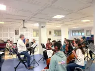 Es uno de los ensayos de la orquesta que participa en el Musical Sonrisas y L&aacute;grimas y en el que participar&aacute; alumnado del Conservatorio Profesional de Torrelavega, el IES Foramontanos de Cabez&oacute;n de la Sal, el IES Manuel Guti&eacute;rrez Arag&oacute;n, de Vi&eacute;rnoles, y la orquesta AEDEA de Santander