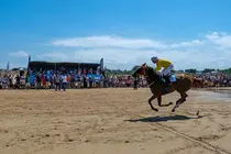 12:30 horas. Playa de Loredo. La consejera de Desarrollo Rural, Ganader&iacute;a, Pesca y Alimentaci&oacute;n, Mar&iacute;a Jes&uacute;s Susinos, asiste al LXIX Derby Internacional de Loredo. 2 de agosto de 2026 &copy; Ra&uacute;l Lucio