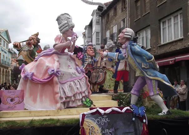     'Sonata nocturna', de la Pe&ntilde;a Sierpes-Cuines, ha ganado el primer premio del Concurso de Carrozas San Mateo 2012, dotado con 3.400 euros