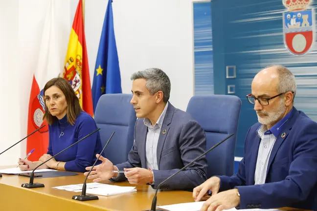 La consejera de Presidencia, Paula Fern&aacute;ndez; el vicepresidente regional, Pablo Zuloaga, y el consejero de Sanidad, Miguel Rodr&iacute;guez