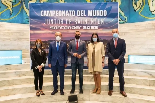 13:00 horas. Palacio de Festivales. El vicepresidente y consejero de Universidades, Igualdad, Cultura y Deporte, Pablo Zuloaga y el consejero de Industria, Turismo, Innovaci&oacute;n, Transporte y Comercio, Javier L&oacute;pez Marcano, asisten a la firma de la creaci&oacute;n del comit&eacute; organizador del Mundial de B&aacute;dminton. &copy; Ra&uacute;l Lucio 20 de octubre de 2021