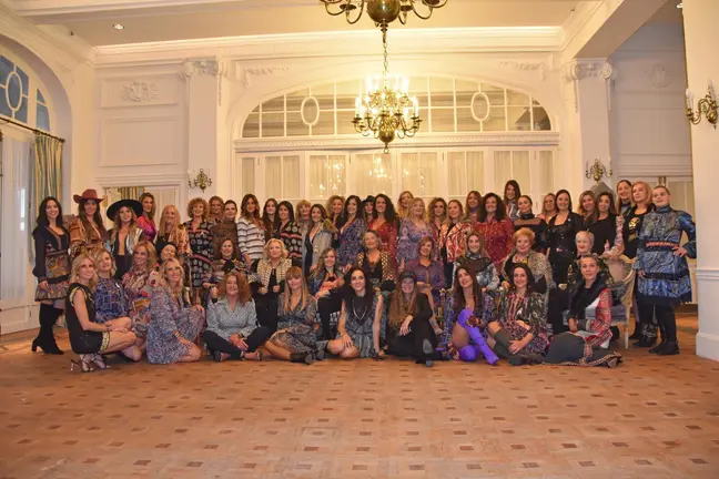 Desfile Solidario Mujeres Real es &middot; Día Mundial Contra el Cáncer de Mama'22 - Foto familia  participantes Pilar Sanchez