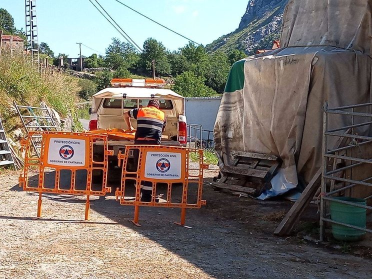 Un agente de Protección Civil, en el municipio de Arredondo, valla la zona de acceso a la cueva de Cueto-Coventosa , donde han desaparecido tres espeleólogas de origen catalán.