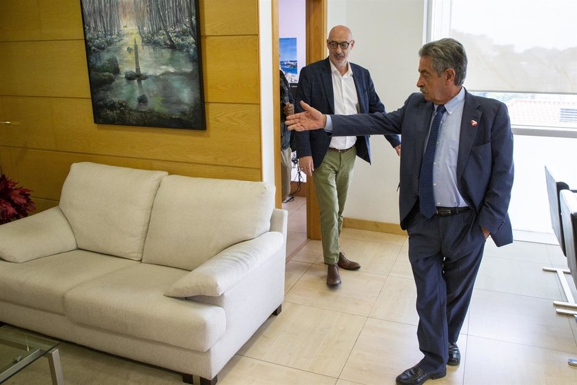 El presidente de Cantabria, Miguel Ángel Revilla, recibe al portavoz de Cs, Félix Álvarez