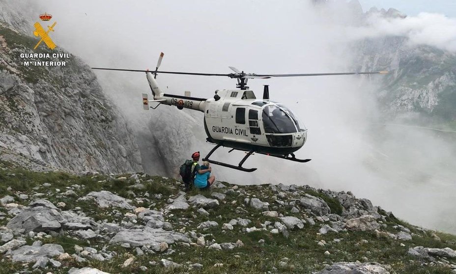 Nota De Prensa La Guardia Civil Rescata A Dos Montañeros Enriscados En Picos De Europa