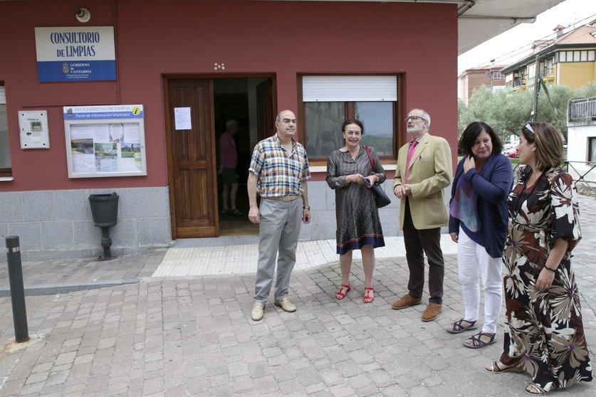 El consejero de Sanidad, Miguel Rodríguez, visita con la alcaldesa, María del Mar Iglesias, el consultorio médico de Limpias