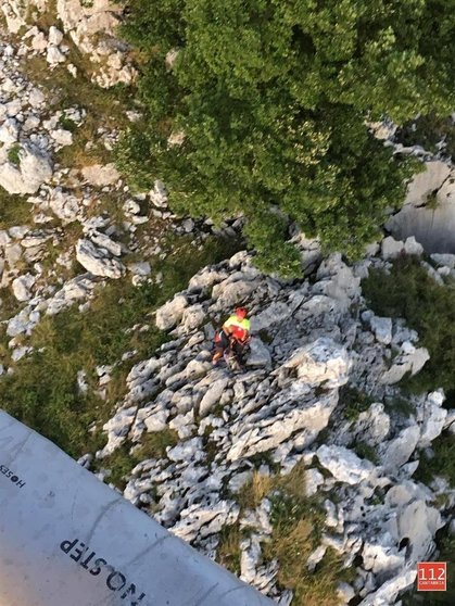 El helicóptero del Gobierno rescata a una mujer enriscada en el monte Candina, en Liendo