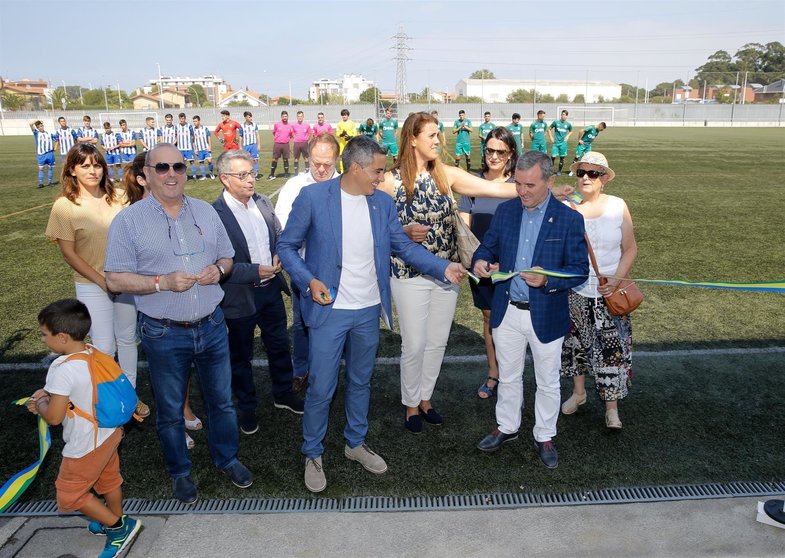 El vicepresidente del Gobierno regional y consejero de Deporte, Pablo Zuloaga, en la inauguración de las nuevas gradas del campo de fútbol de Soto de la Marina (Santa Cruz de Bezana)