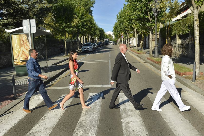 La alcaldesa recrea la portada del disco ‘Abbey Road’