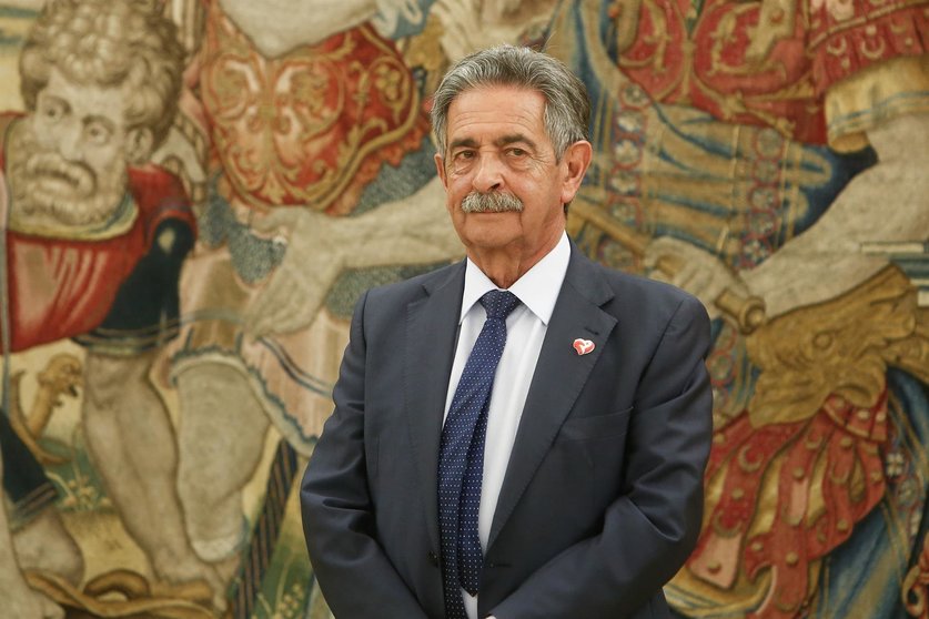 El presidente de Cantabria, Miguel Ángel Revilla, espera en el Palacio de la Zarzuela a ser recibido por el Rey.