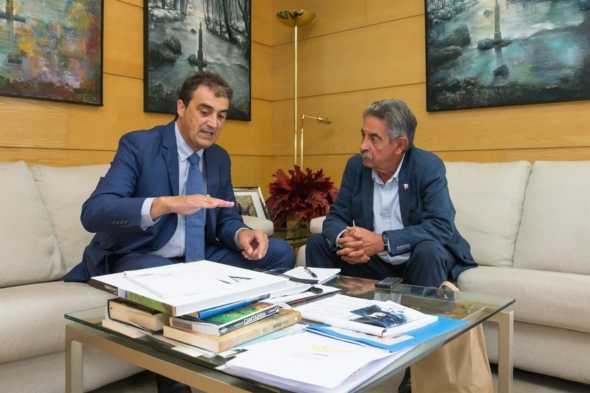 Revilla con el alcalde de Alfoz de Lloredo