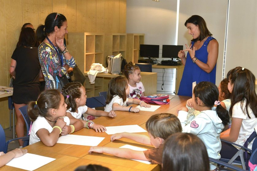 La alcaldesa Gema Igual visita un campus de verano en el centro cívico del Río de la Pila