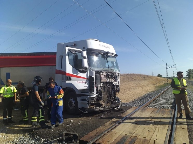 Estado del camión tras su colisión en Husillos (Palencia) con un tren Alvia, sin que se produjeran desgracias personales.