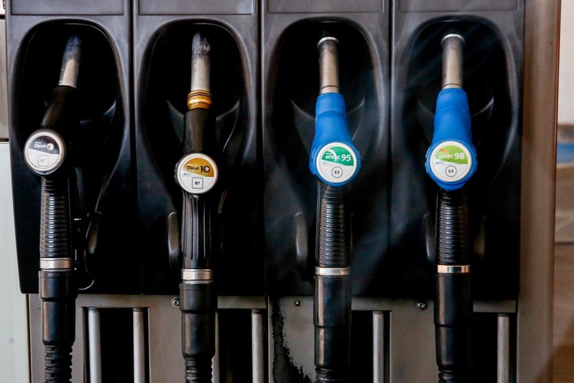 Mangueras de una máquina expendedora de carburante en una gasolinera de Madrid.