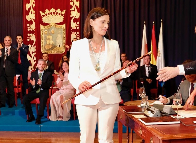 Gema Igual coge el bastón de mando tras ser elegida alcaldesa de Santander