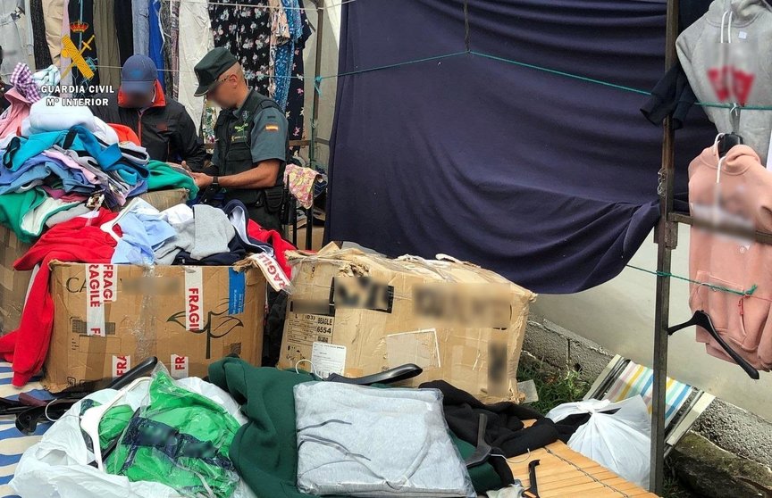 Prendas de ropa intervenidas en el mercado de Oriñón por estar, supuestamente, falsificadas
