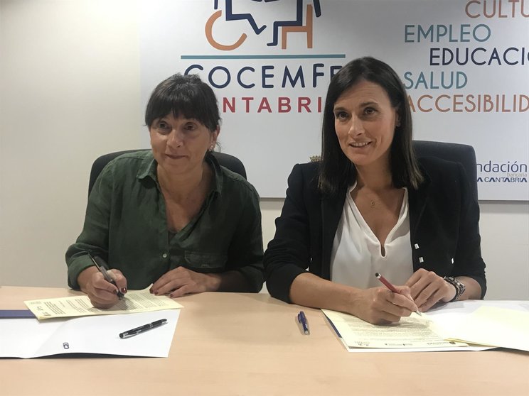 La alcaldesa de Santander, Gema Igual , y la presidenta de COCEMFE, María Lina Fernández, firman el convenio