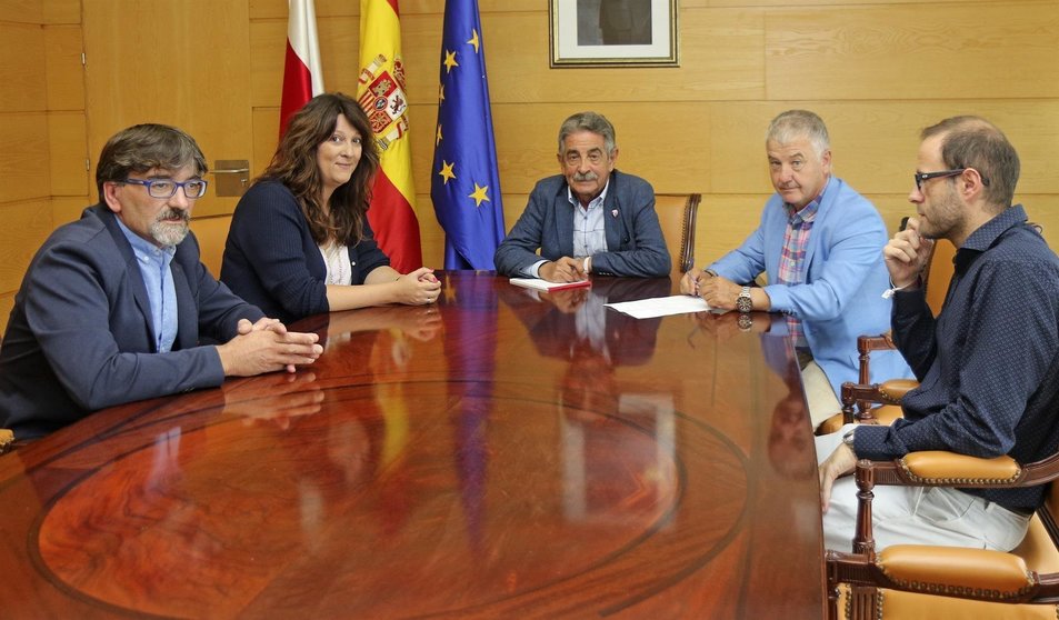 El presidente de Cantabria, Miguel Ángel Revilla, se reúne con el alcalde de Villaescusa, Constantino Fernández, en el Gobierno