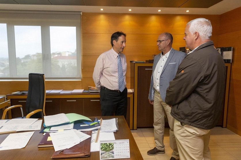 El consejero de Obras Públicas, Ordenación del Territorio y Urbanismo, José Luis Gochicoa, se reúne con el alcalde de Arredondo, Leoncio Carrascal