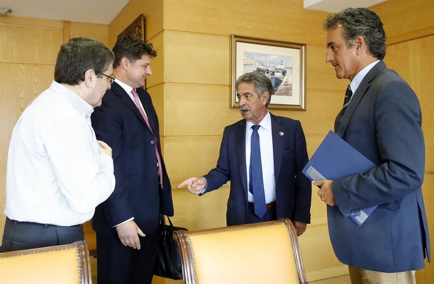 El presidente regional, Miguel Ángel Revilla, y el consejero de Industria, Francisco Martín, se reúnen con el CEO de Variscan Mines, Stewart Dickson,