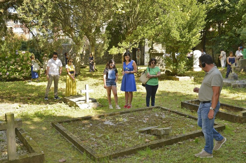 La alcaldesa de Santander, Gema Igual, participa en la primera visita para descubrir el cementerio británico de Cazoña