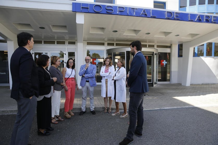 El consejero de Sanidad, Miguel Rodríguez, y la alcaldesa de Laredo, Rosario Losa, visitan el hospital