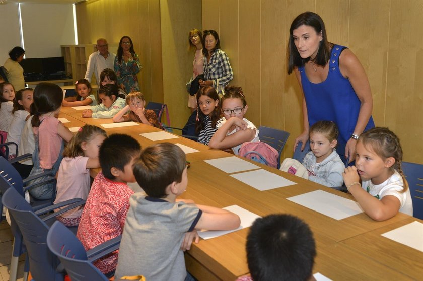 La alcaldesa de Santander, Gema Igual, visita a los niños del campus infantil del centro cívico Río de la Pila