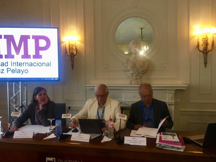 La rectora de la UIMP, Mari Luz Morán, el ministro de Asuntos Exteriores, Josep Borrel y el presidente del CFEME, Francisco Aldecoa