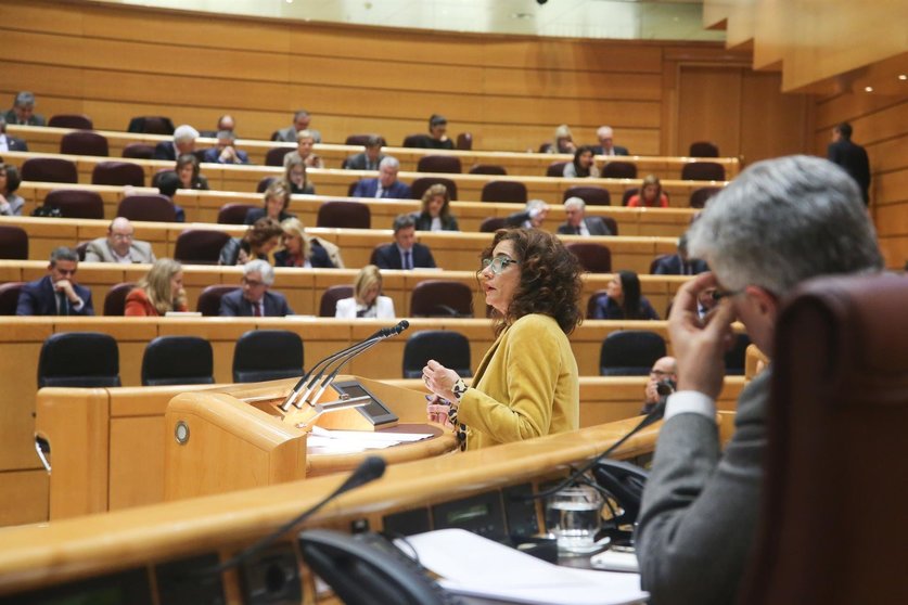 La ministra de Hacienda, María Jesús Montero, interviene desde la tribuna en una sesión plenaria en el Senado. 
