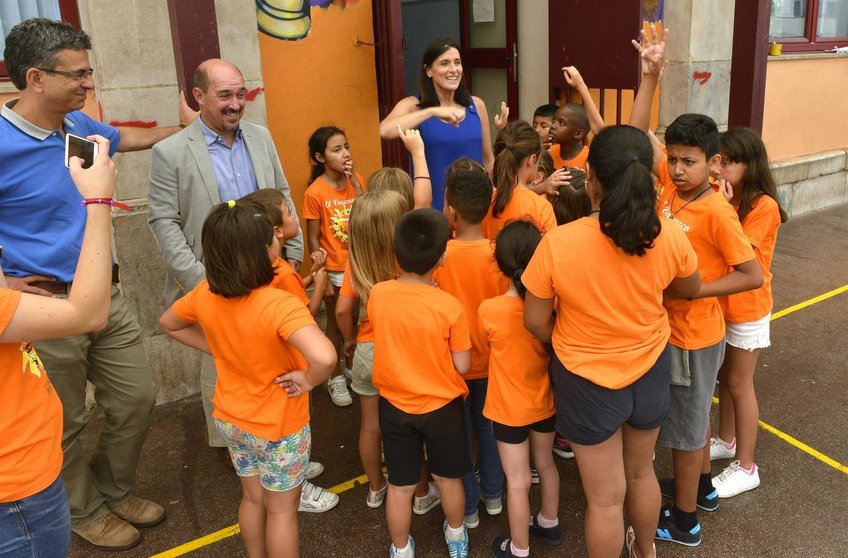 La alcaldesa de Santander, Gema Igual , visita uno de los colegios donde se celebra el Veranuco que finaliza hoy