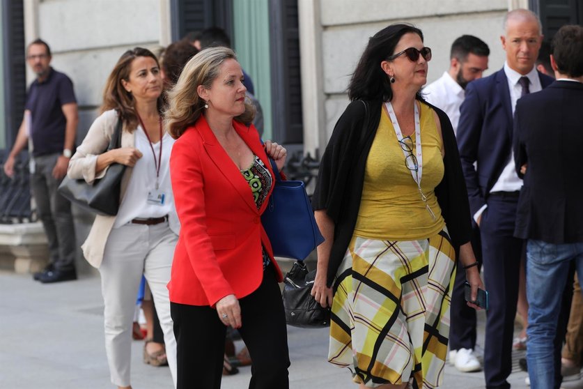 La ministra de Economía en funciones, Nadia Calviño (2i), llega al Congreso de los Diputados, horas previas a la segunda votación para la investidura del candidato socialista a la Presidencia del Gobierno.