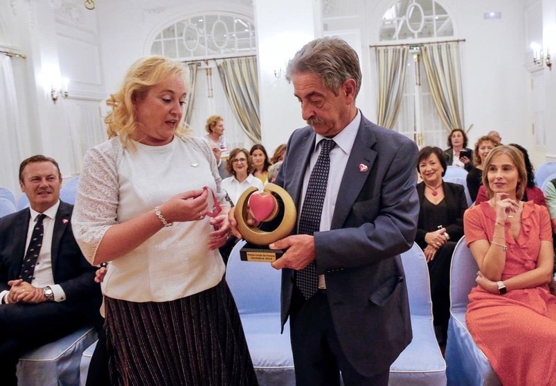 El presidente de Cantabria, Miguel Ángel Revilla, recoge el Premio Corazón 2019 de la Asociación Corazón sin Fronteras de manos de la presidenta de la entidad, Maite San Santurnino