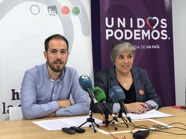 Luis del Piñal (Podemos) y Leticia Martínez (IU)