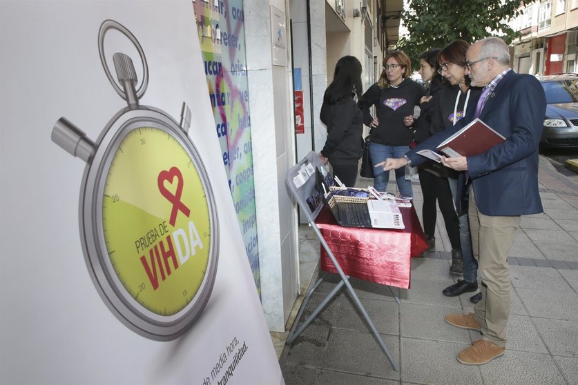 Consejero de Sanidad apoya campaña promoción prueba VIH