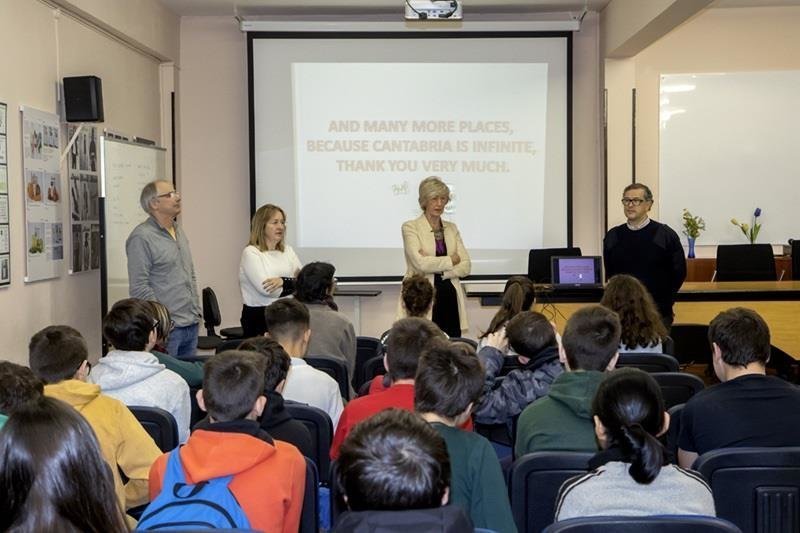 La consejera de Educación, Formación Profesional y Turismo, Marina Lombó, asiste al acto de presentación de los proyectos Erasmus+ en los que participa el IES La Albericia