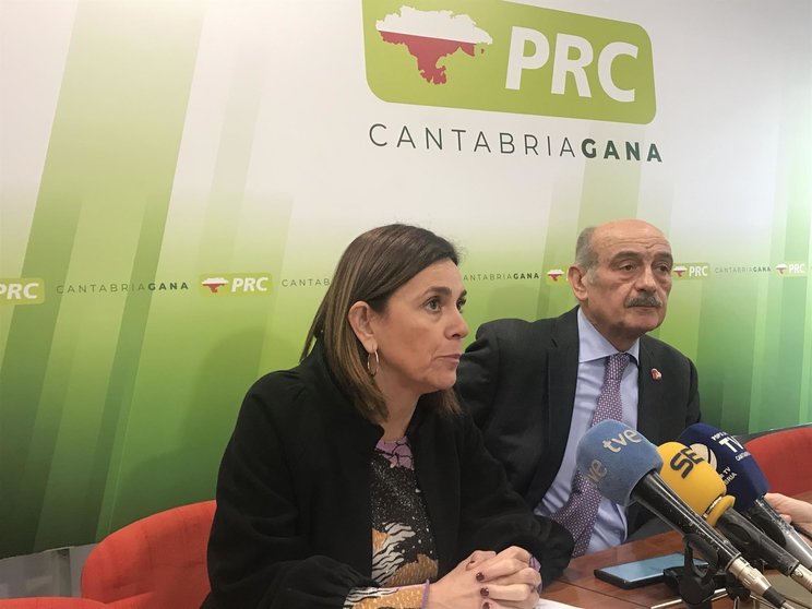 La secretaria de Organización del PRC, Paula Fernández, y el diputado nacional del partido, José María Mazón, en rueda de prensa
