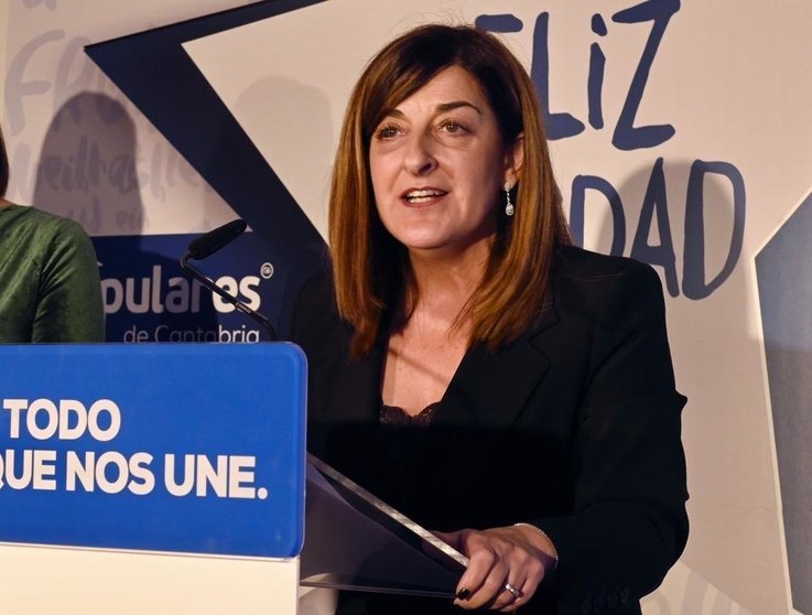La presidenta del PP de Cantabria, María José Sáenz de Buruaga, durante su intervención en la cena de Navidad