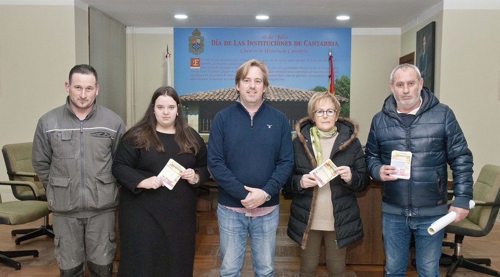 El alcalde de Reocín, Pablo Diestro (centro), entrega los premios de la IV Campaña de Dinamización del C