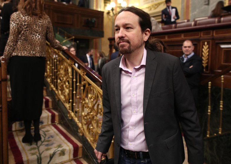 El secretario general de Podemos, Pablo Iglesias, entra en el Congreso de los Diputados, antes de la primera sesión del debate de investidura del candidato socialista a la Presidencia de Gobierno en la XIV Legislatura en Madrid (España), a 4 de enero de 2