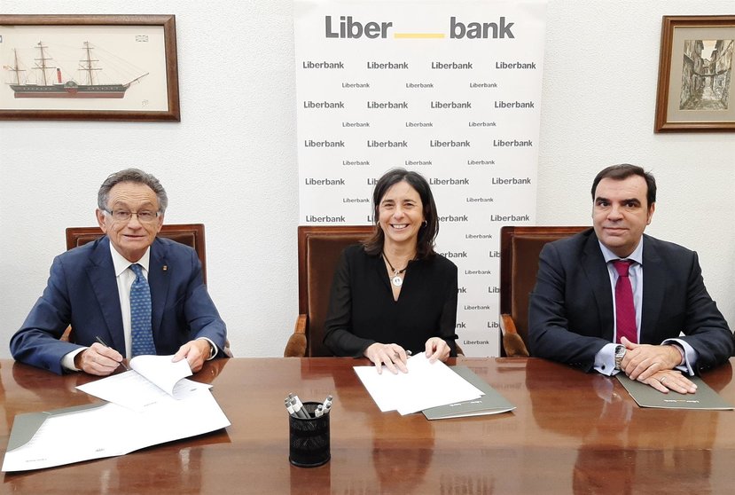 Liberbank firma el convenio para el patrocinio al Sardinero Hockey femenino